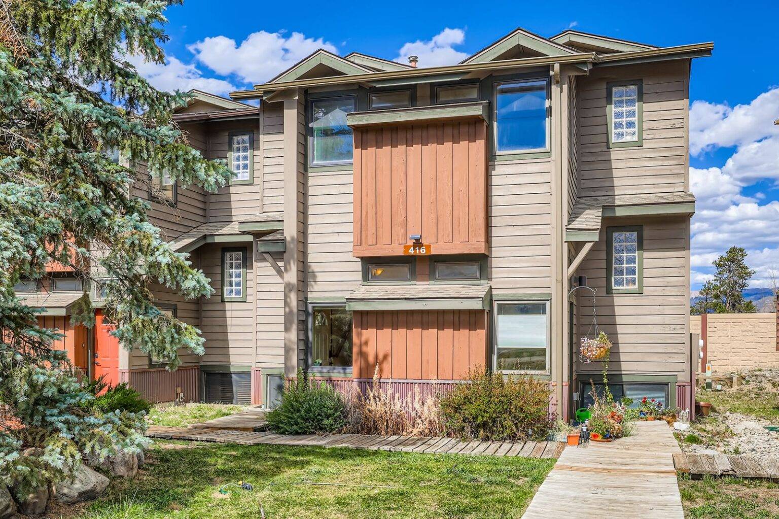 416 C Bayview Dr - MLS Sized - 001 - 01 Exterior Front