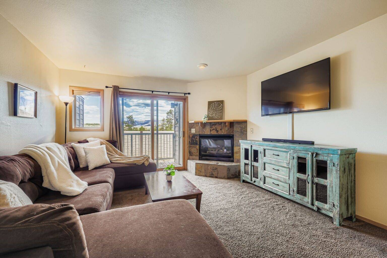 416 C Bayview Dr - MLS Sized - 005 - 06 Living Room-2