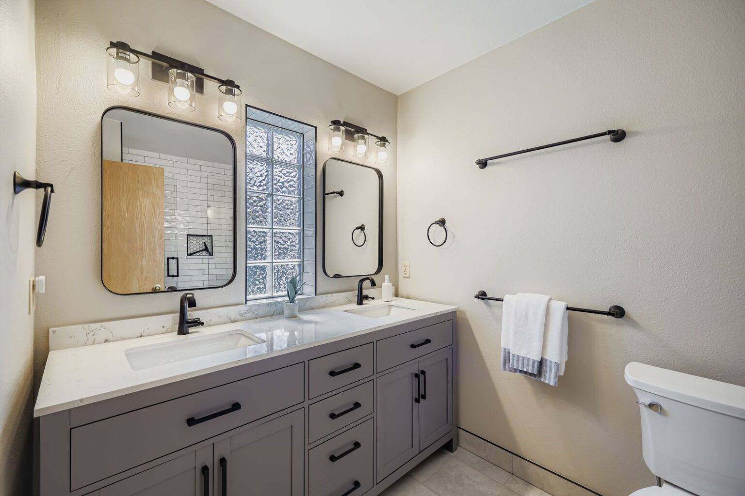 416 C Bayview Dr - MLS Sized - 015 - 16 2nd Floor Primary Bathroom