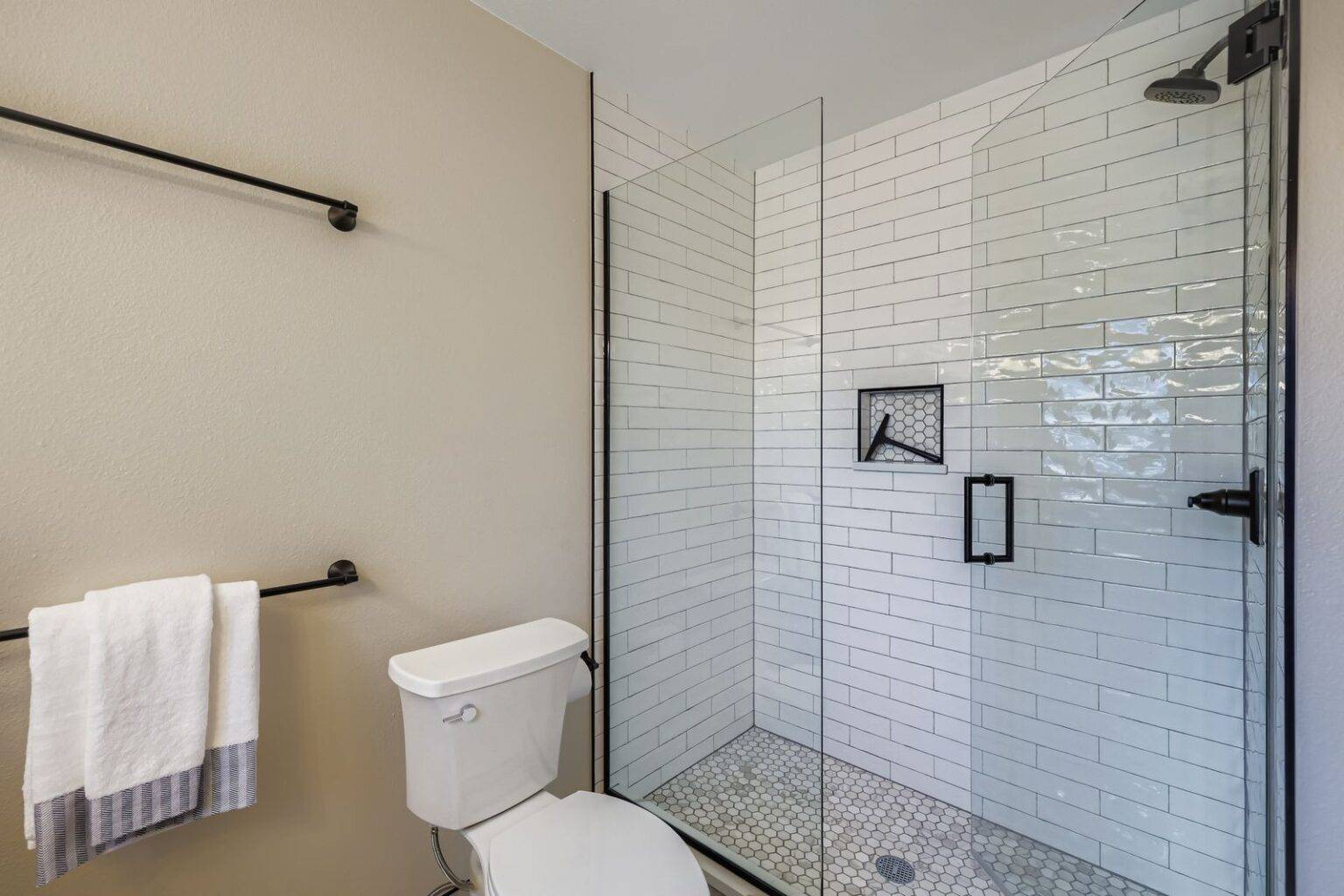 416 C Bayview Dr - MLS Sized - 016 - 17 2nd Floor Primary Bathroom