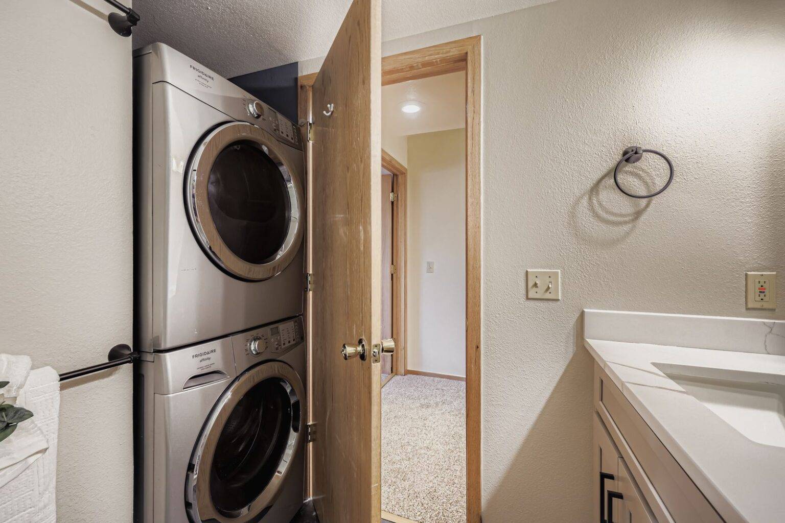 416 C Bayview Dr - MLS Sized - 022 - 23 Lower Level Laundry Room