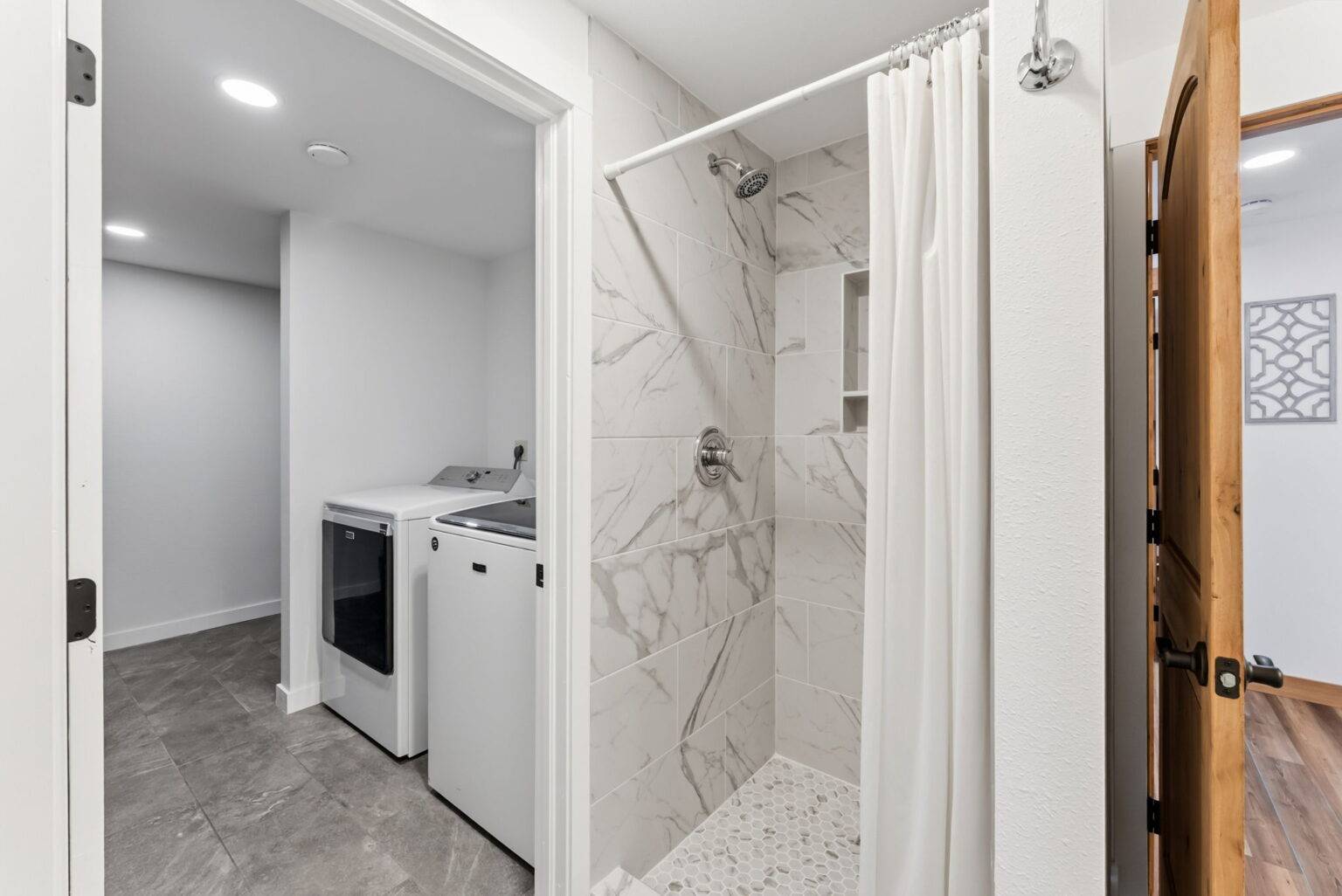 21 - Bathroom 2 - Laundry room