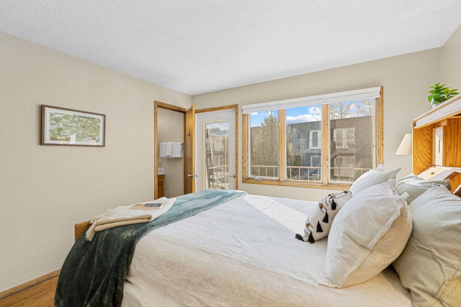 28-web-or-mls-240 La Bonte St bldg 4 unit 47-28