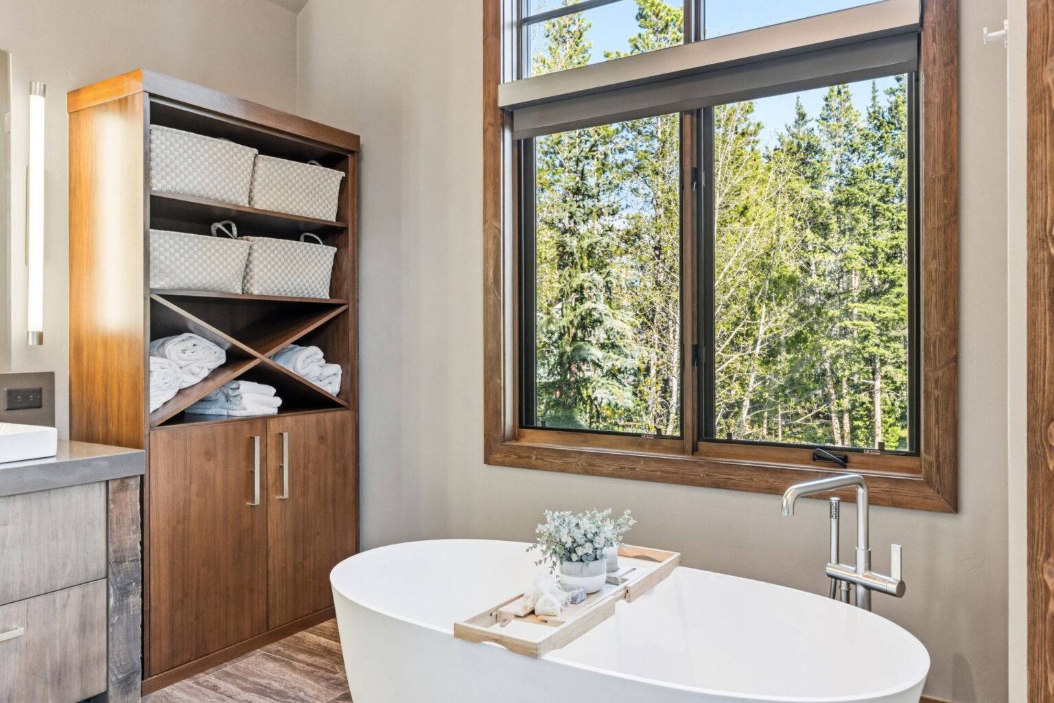 25 - Bathroom - Primary Bathroom with Beautiful Soaking Tub(1)