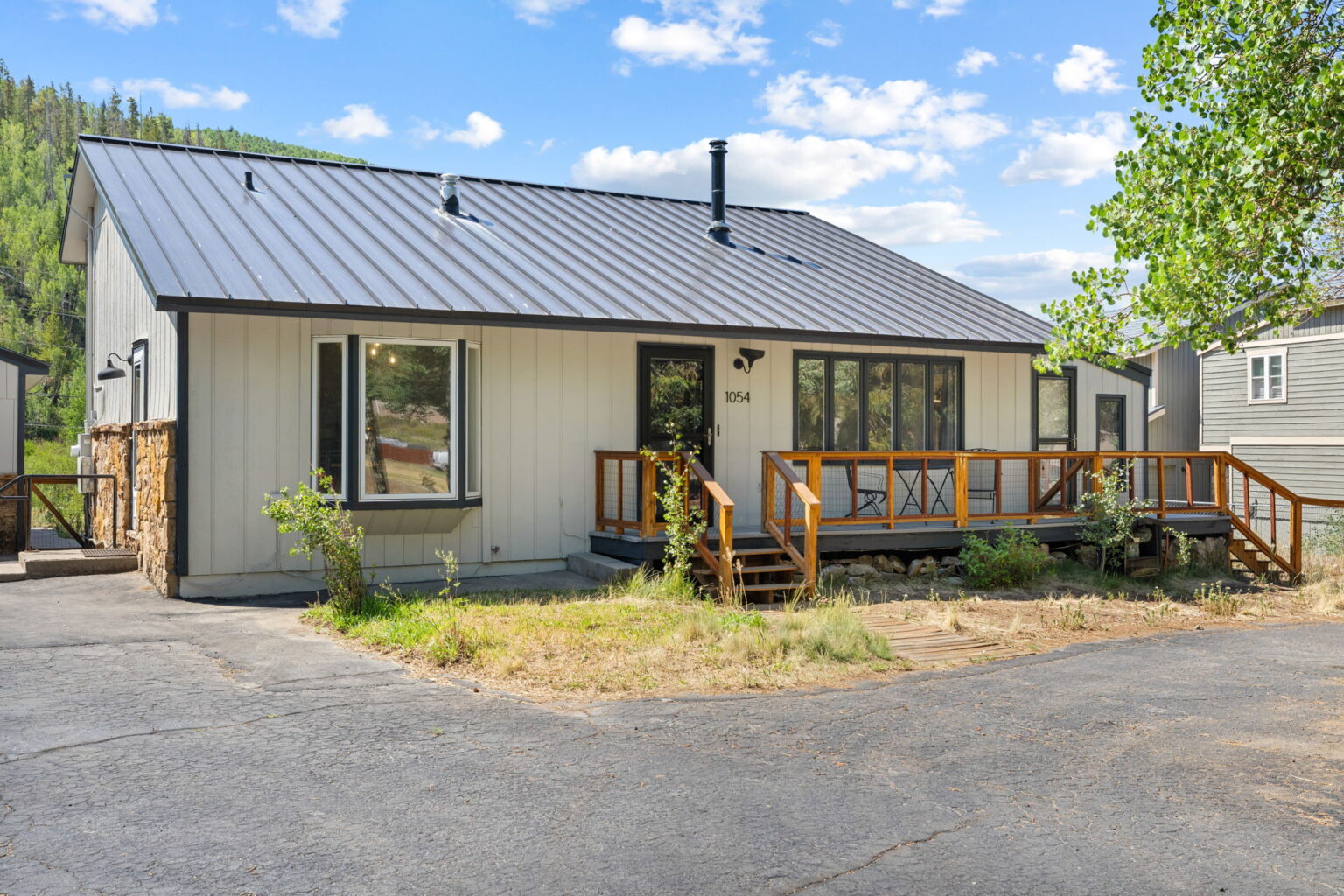 1-web-or-mls-1054 Straight Creek Dr-2